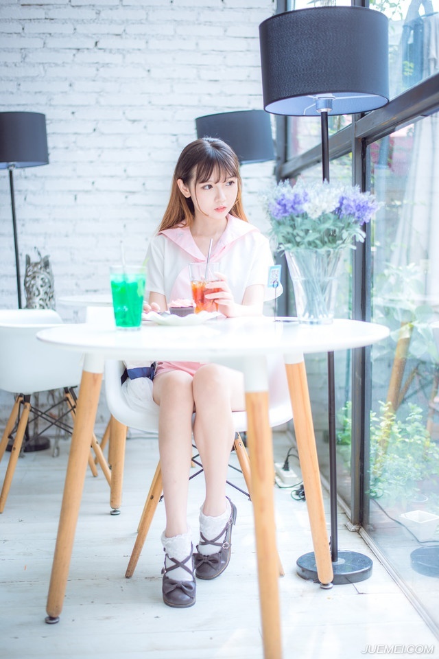 张松皱了皱眉，看向法正，事情有些脱出控制，这些世家不只是想要杀刘璋，更重要的是，想要以此来逼迫刺史府，同时也算是一种下马威，事情玩的有些大了。